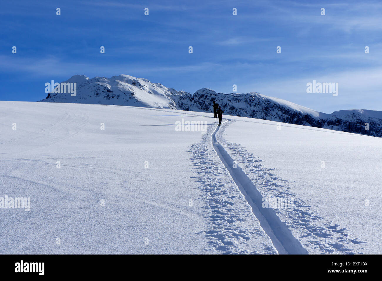 Skieurs montant crête de montagne dans la neige profonde, Maennig-Stand, avec Seehorn, Alpes bernoises, Suisselandun Banque D'Images