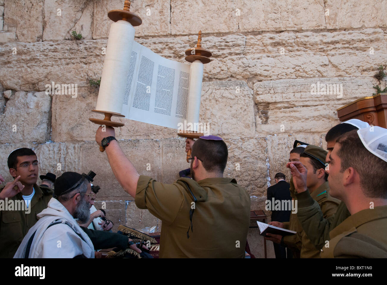 Mur occidental. soldat israélien holding up torah scrolls au mur.la vieille ville de Jérusalem Banque D'Images