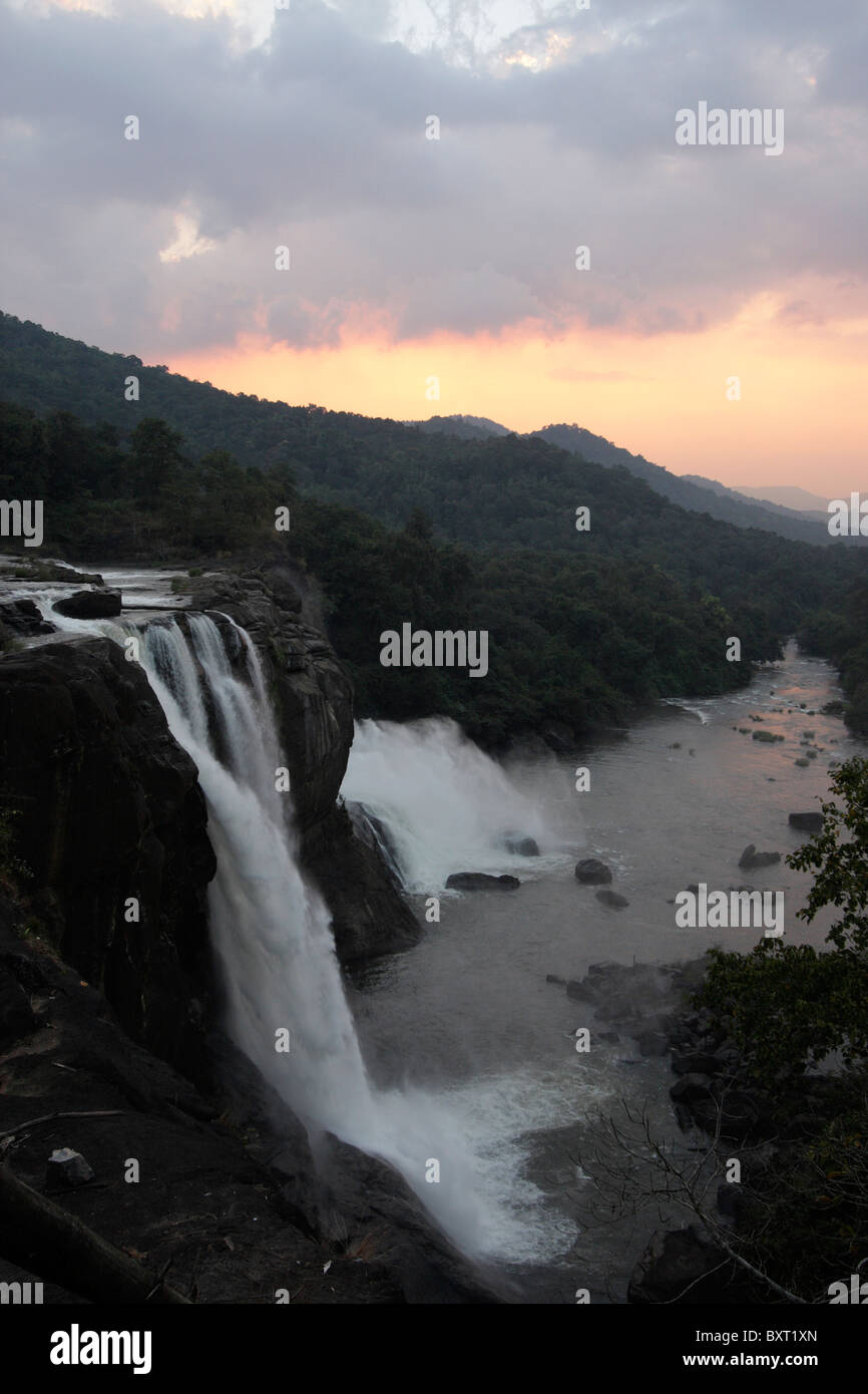 Beau paysage de athirappilly cascade dans le coucher du soleil,Inde,kerala,thrissur,un des fameux paysage dans le Kerala Banque D'Images