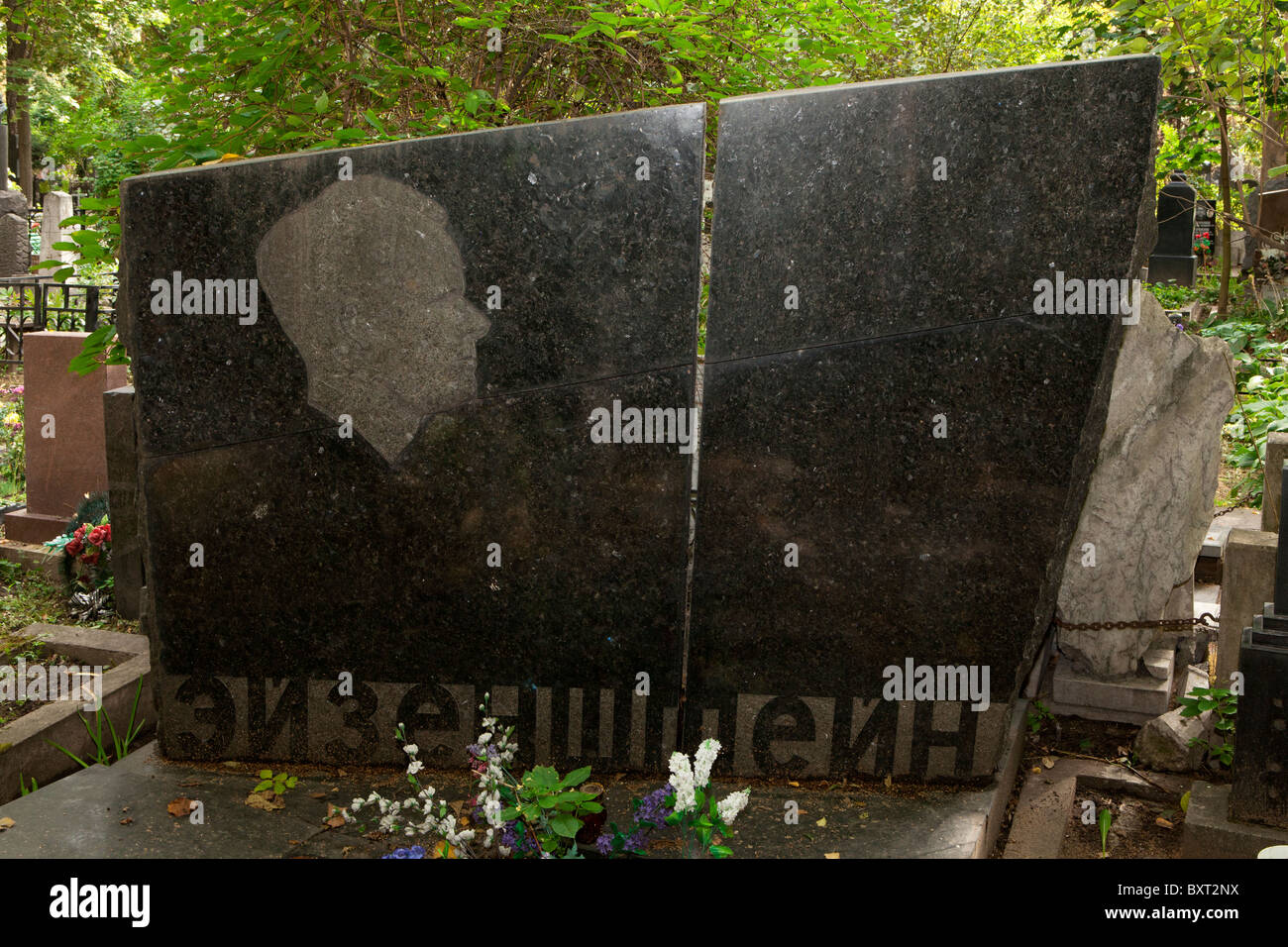 La tombe du réalisateur russe soviétique Eistenstein (1898-1948)au cimetière Novodievitchi à Moscou, Russie Banque D'Images