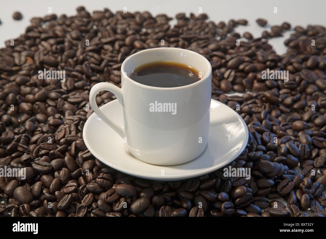 Un espresso avec torréfaction foncée Espresso en grains Banque D'Images Un espresso avec torréfaction foncée Espresso en grains Banque D'Images