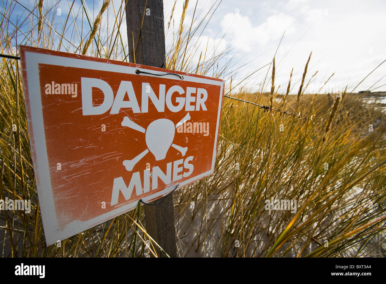 Signes sur plage sur East Falkland Avertissement de dangers de mines non explosées et les champs de mine Banque D'Images