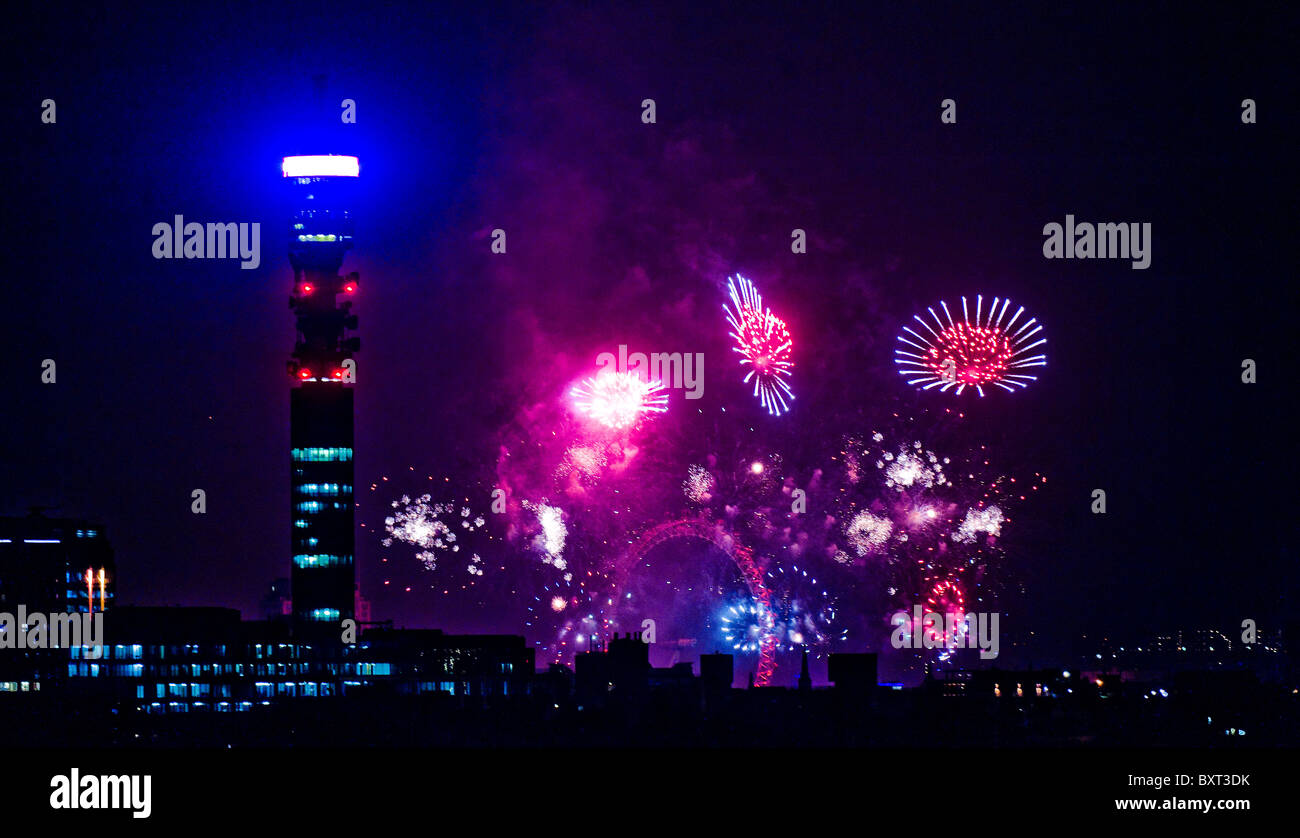 New Year's Eve fireworks Londres vu de Primrose Hill London avec Telecom tower en premier plan Banque D'Images