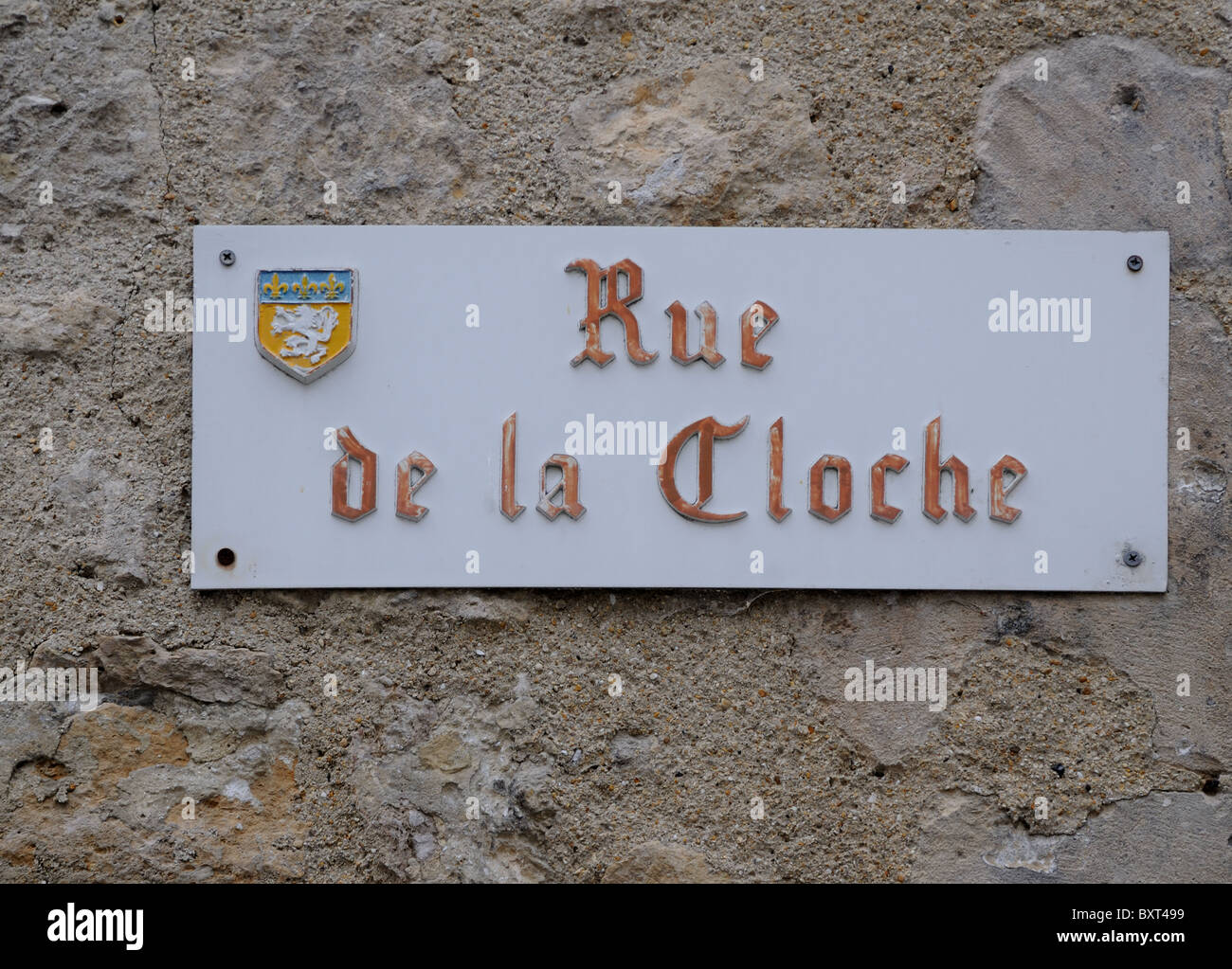 Plaque de rue pour la Rue de la cloche à Crépy en Valois France montrant Coat of Arms Banque D'Images