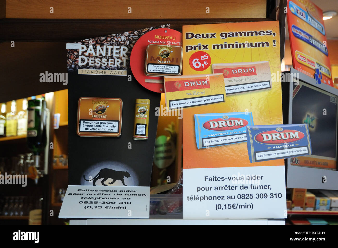 Afficher la fenêtre du tabac et des cigarettes avec des avertissements relatifs à la santé Crepy en Valois France Banque D'Images