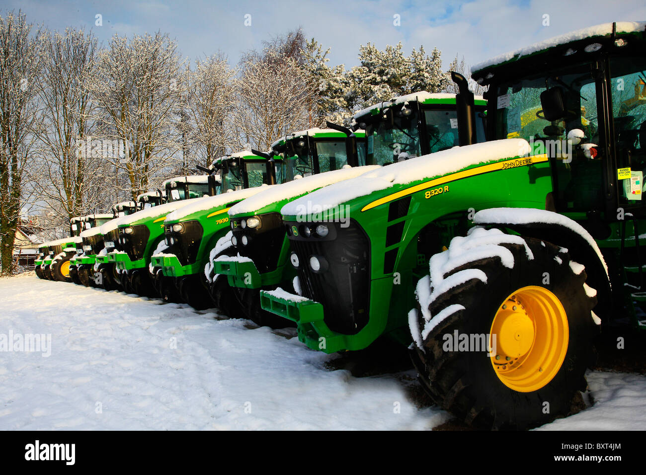 La Neige a Couvert Le Tracteur à Quatre Roues Massif D'entraînement De John  Deere Image éditorial - Image du ferme, lecteur: 139920110