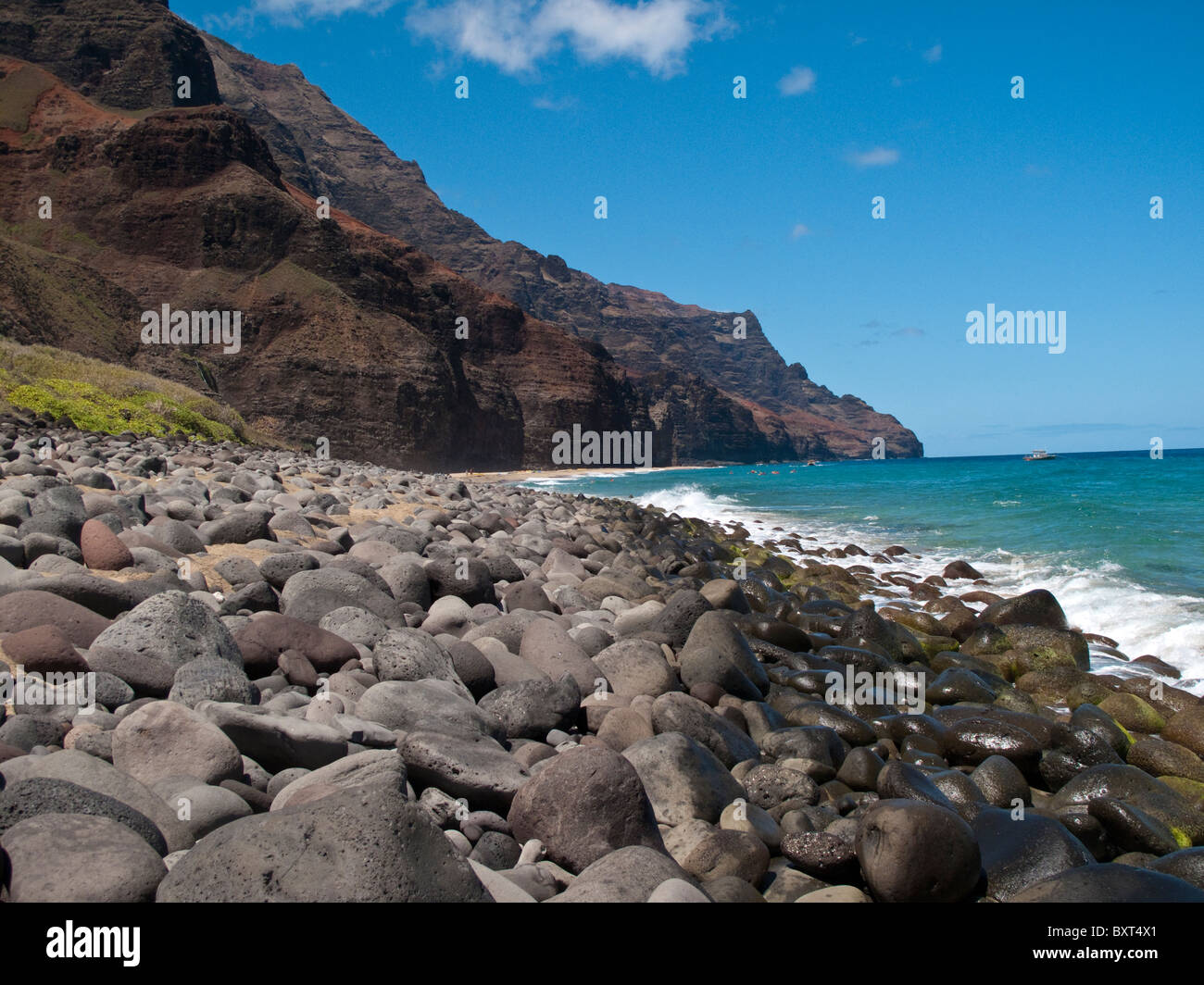 Kalalau beach sur une journée ensoleillée près de la falaise sur la côte de Na Pali, rive nord de Kauai Banque D'Images