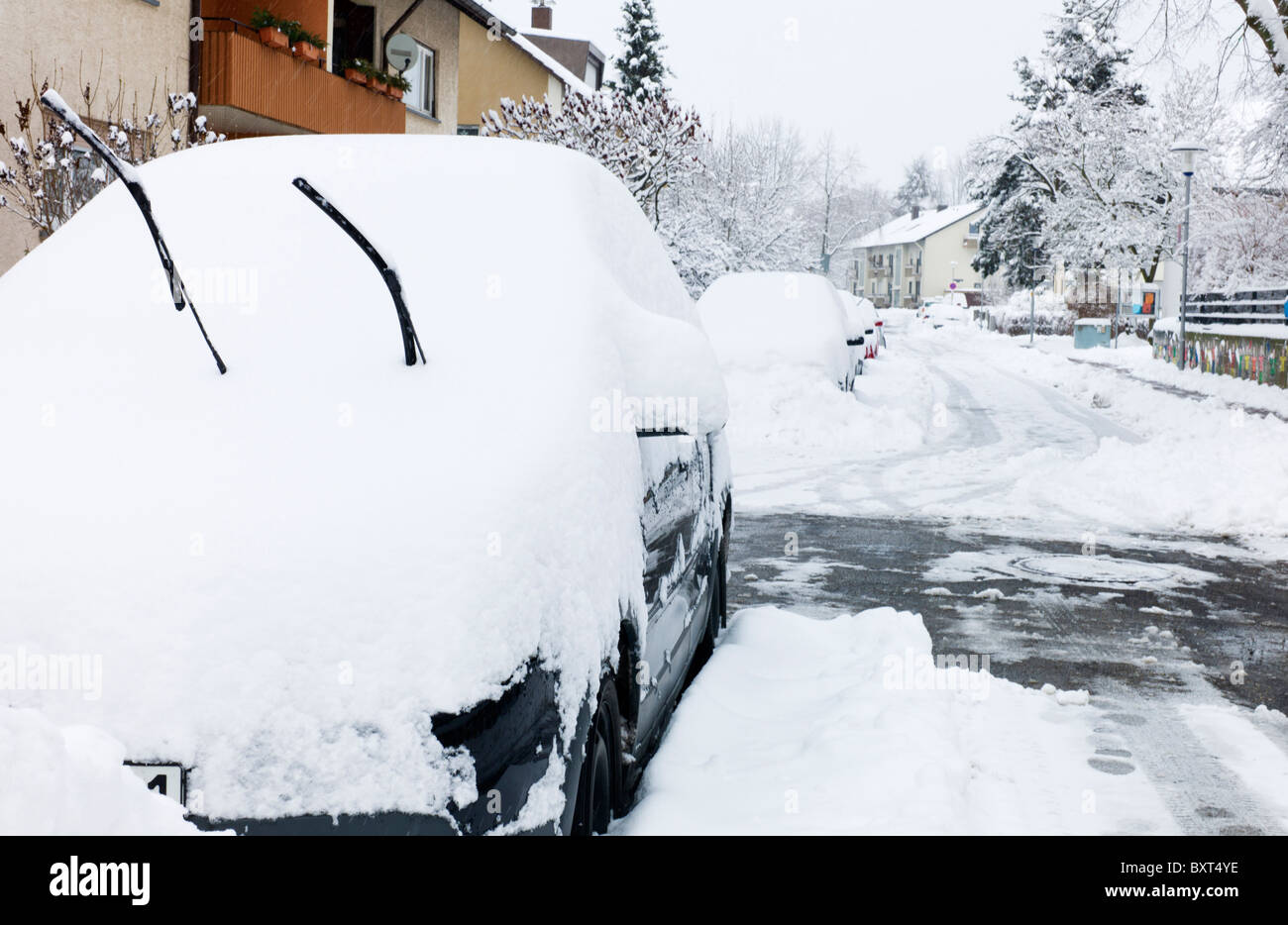 La neige a couvert la VW Polo voiture Groetzingen Baden Württemberg Allemagne Banque D'Images