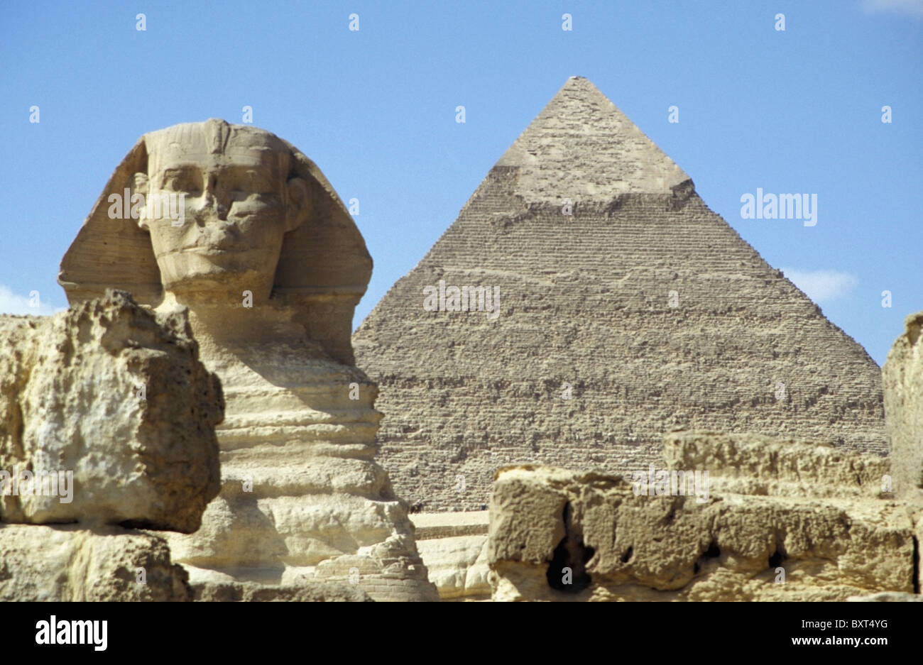 Sphinx et pyramide Khafra Banque D'Images