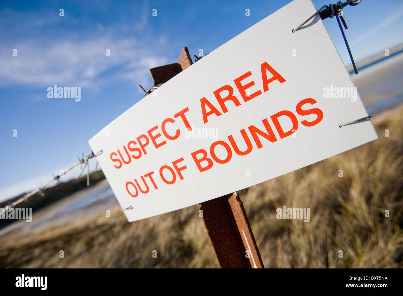 Signes sur plage sur East Falkland Avertissement de dangers de mines non explosées et les champs de mine Banque D'Images