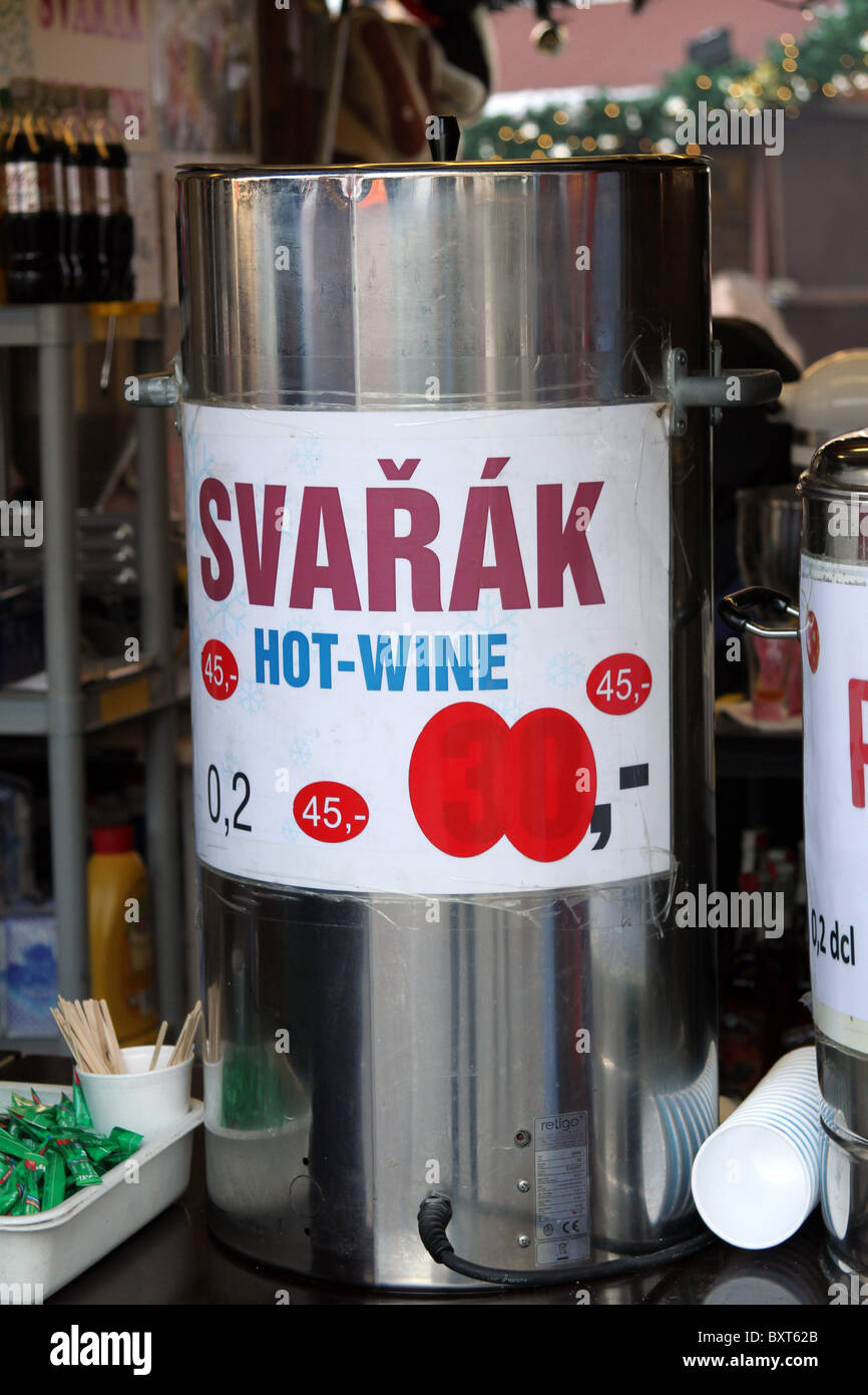 Marché de Noel vente de vin chaud Svarak boisson chaude à la place de la Vieille Ville à Prague, République Tchèque Banque D'Images