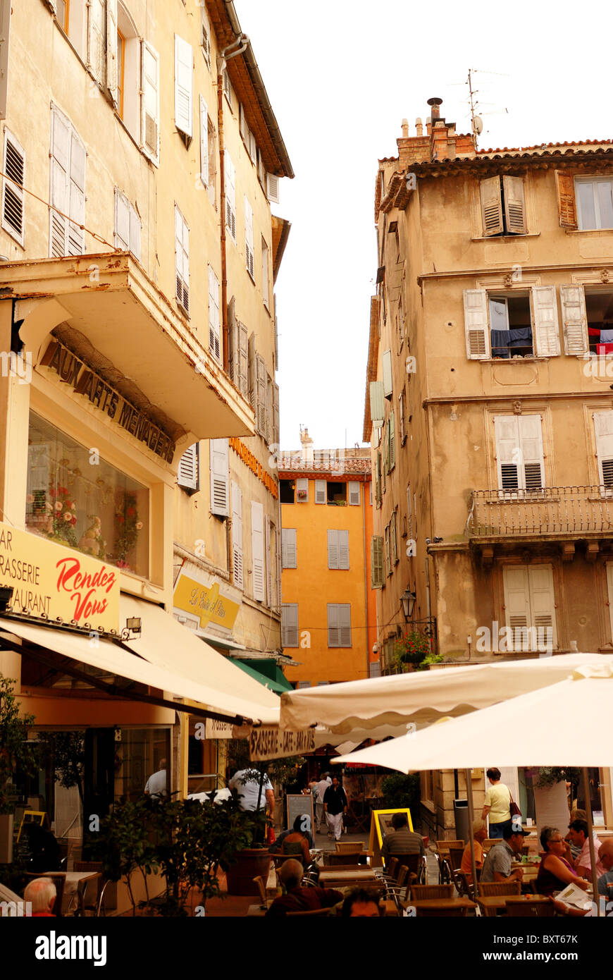 Cafés DANS LE MARCHÉ À PLACE AUX AIRES, Grasse, France Banque D'Images