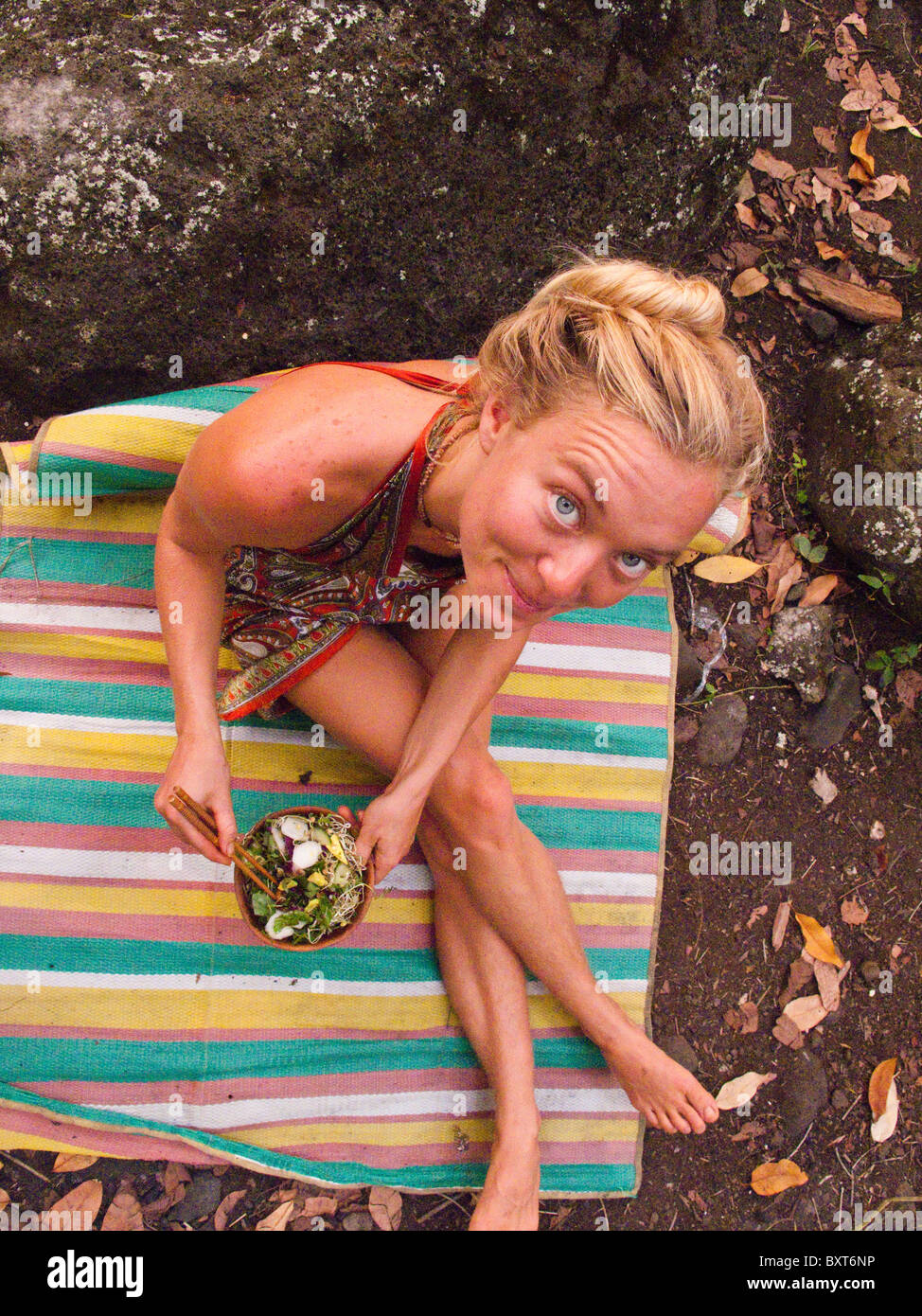 Jeune femme sur le point de manger en camping en salade Kalalau Valley, côte de Na Pali, Kauai Banque D'Images