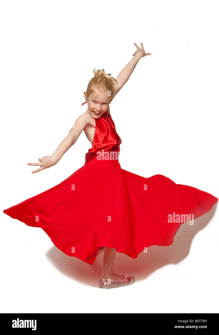 Jeune fille dans une robe rouge danse Banque D'Images