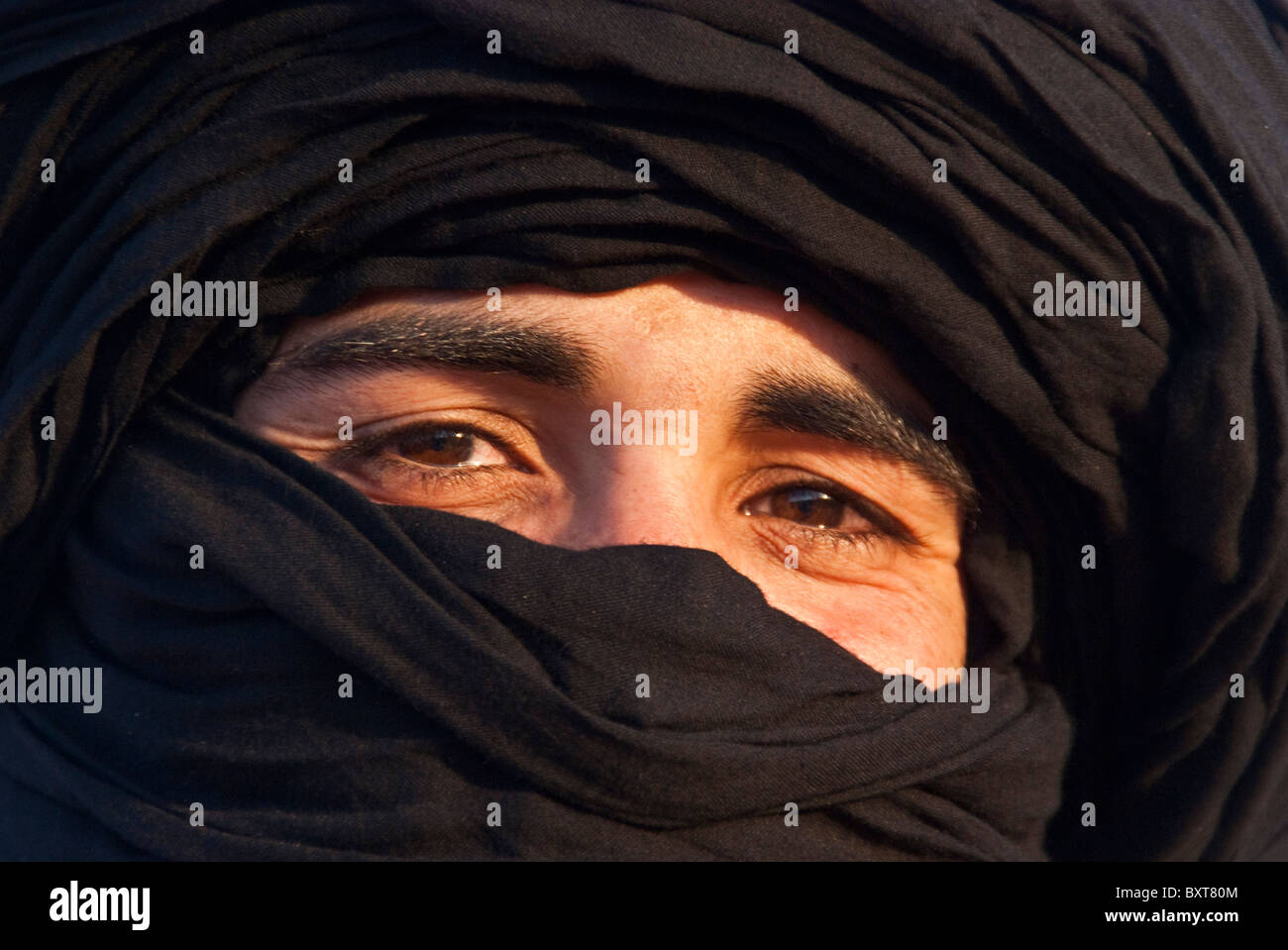 Les yeux du jeune homme touareg dans le Sahara dunes de l'Erg Chebbi près de Merzouga, Maroc Banque D'Images