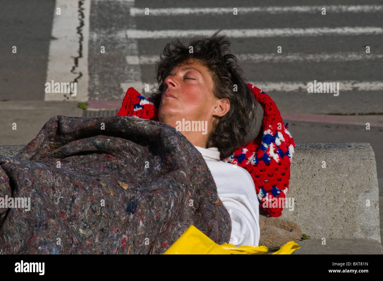 Femme sans-abri dormant dans la rue dans la ville de San Francisco CA USA California Banque D'Images