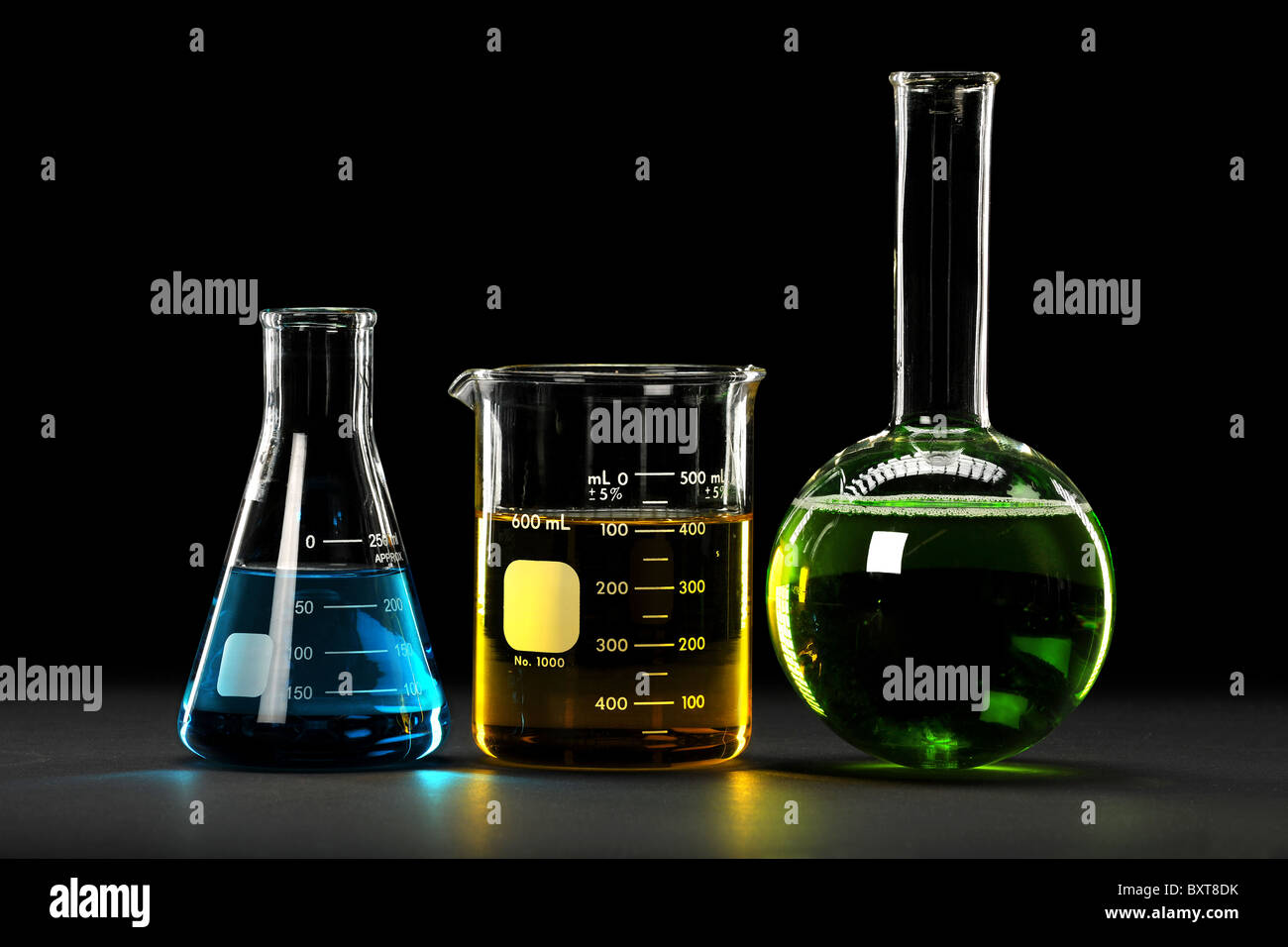 Verrerie de laboratoire avec des liquides de différentes couleurs Banque D'Images