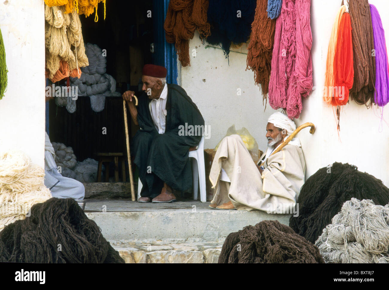 Vente de vieux hommes fil de laine teints, Tataouine, Tunisie Banque D'Images