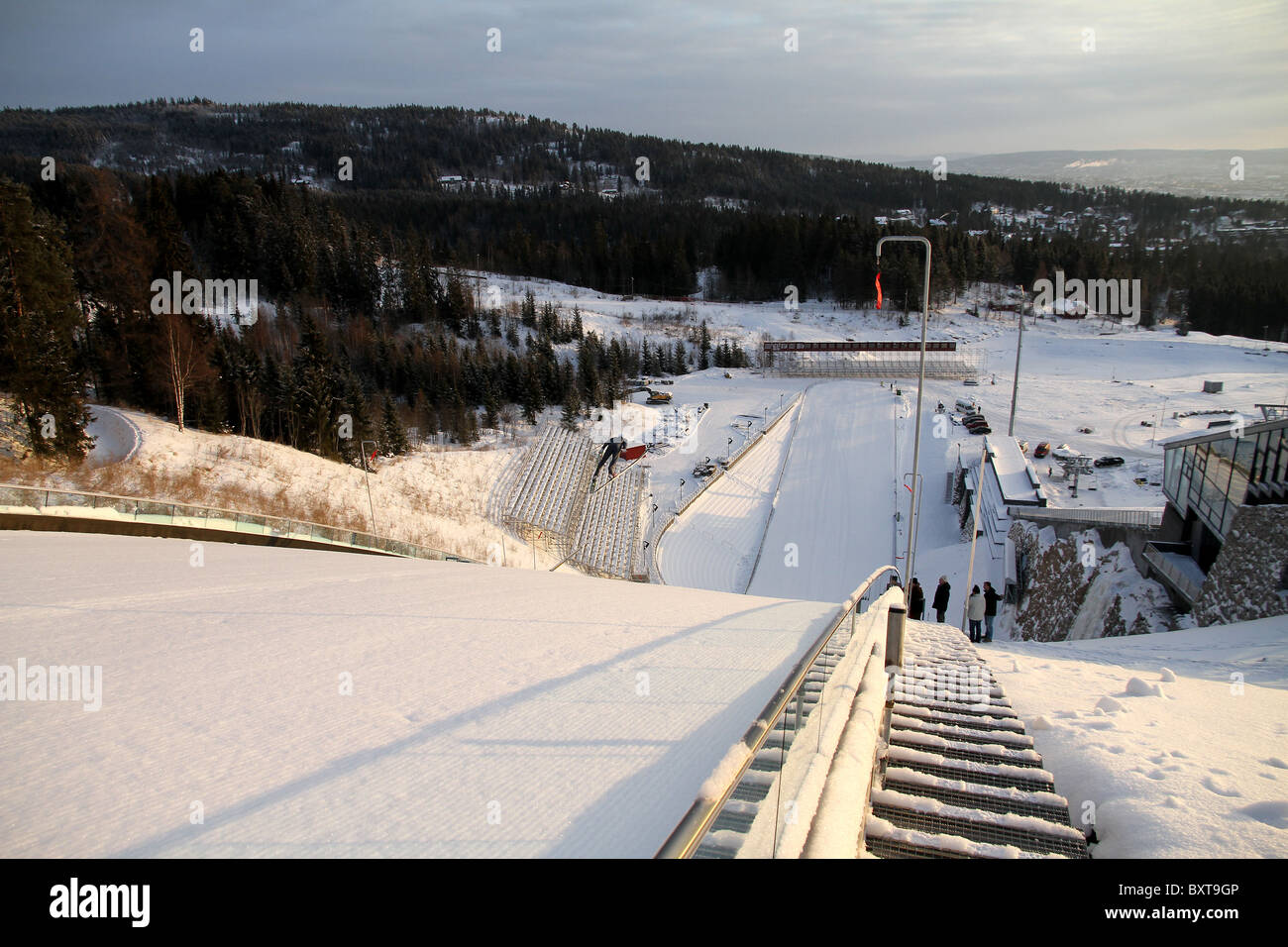 Le saut à ski, combiné nordique et saut à ski spécial en formation Midtstubakken, saut, Oslo, Norvège, 2010 Banque D'Images Le saut à ski, combiné nordique et saut à ski spécial en formation Midtstubakken, saut, Oslo, Norvège, 2010 Banque D'Images