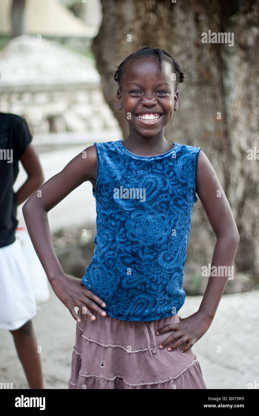 Un enfant haïtien vivant un camp temporaire en attente d'une aide alimentaire d'un organisme d'aide humanitaire. Banque D'Images