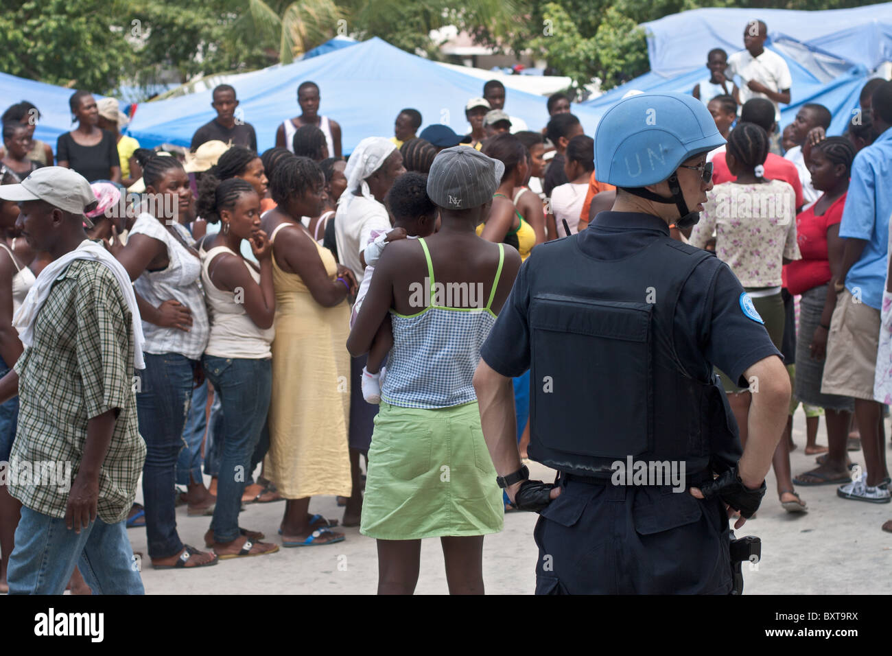 Les haïtiens en file d'attente en vue d'une distribution alimentaire massive de 300 000 personnes après leur ville a été rasé dans un tremblement de terre Banque D'Images