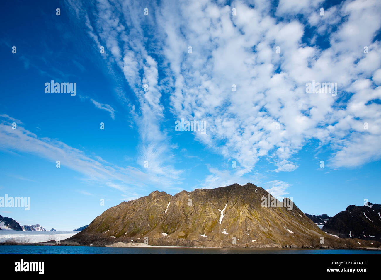 La Norvège, Svalbard, les nuages au-dessus des falaises le long de l'île de Spitsbergen dans Albert I Land sur soirée d'été Banque D'Images