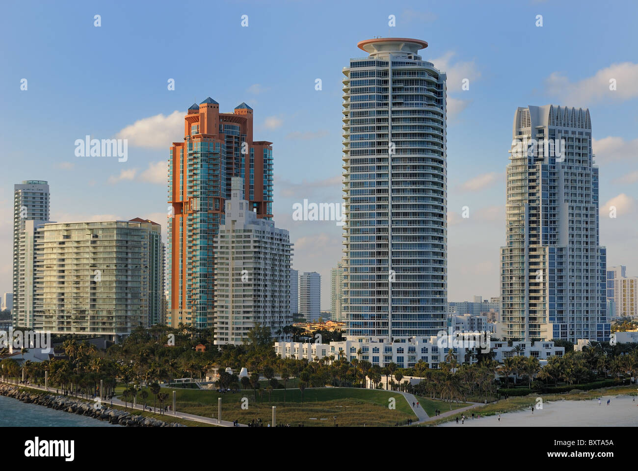 Horizon de la ville de Miami, Floride le long de South Beach. Banque D'Images