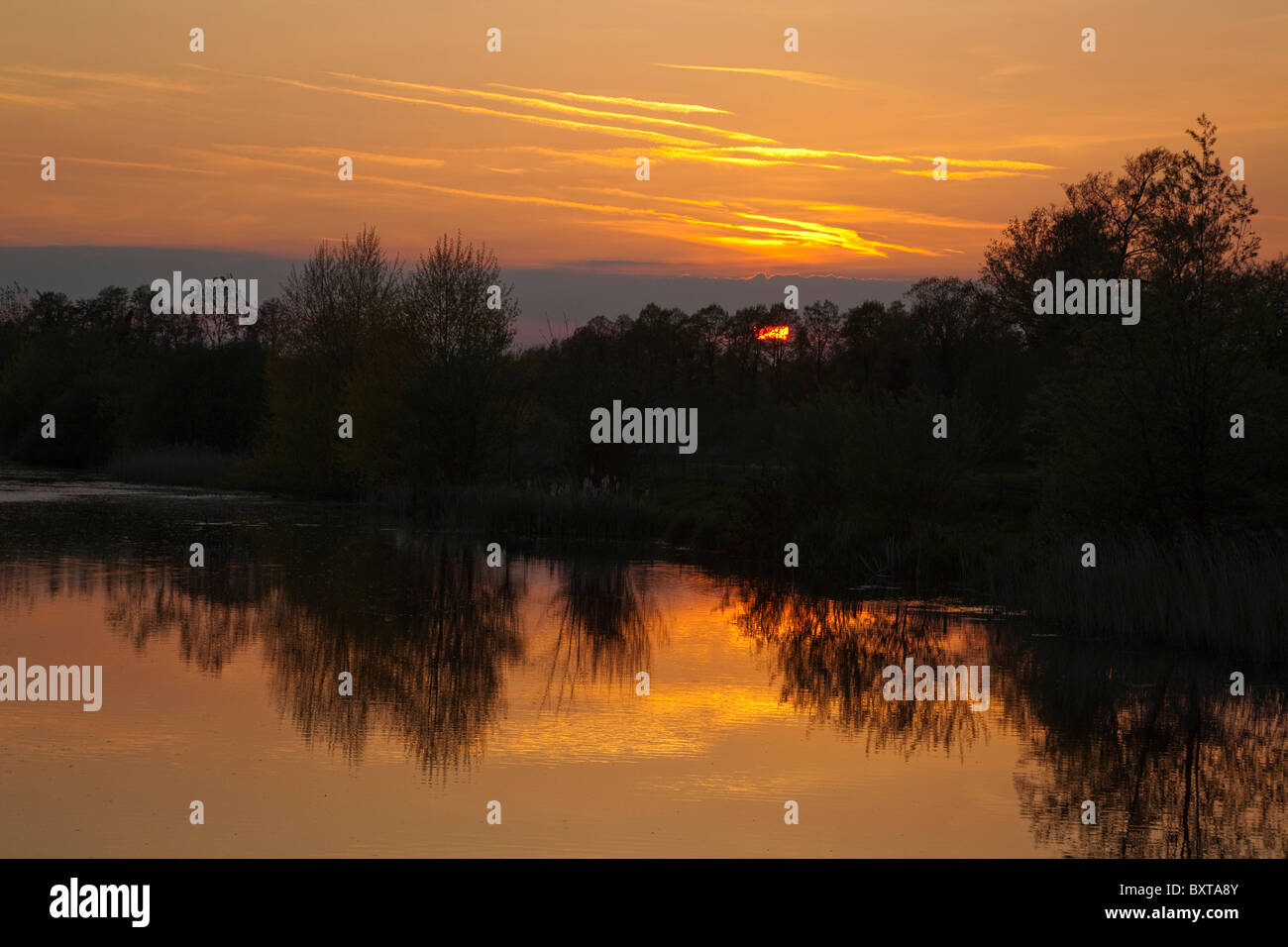 Coucher de soleil sur un lac Banque D'Images