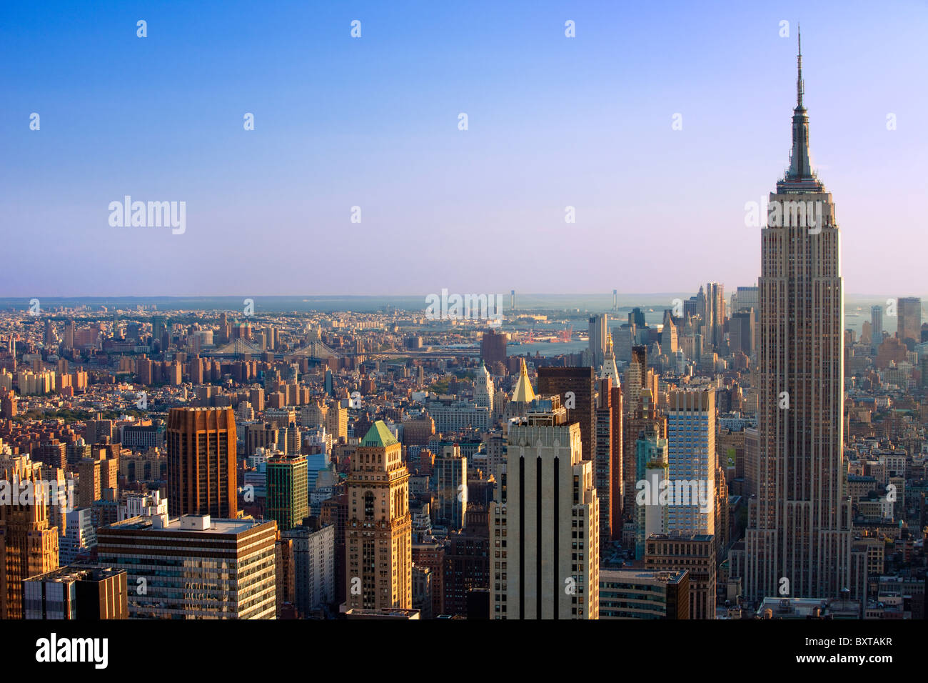Vue en fin d'après-midi sur l'Empire State Building et la ligne d'horizon de Manhattan, New York City, États-Unis Banque D'Images