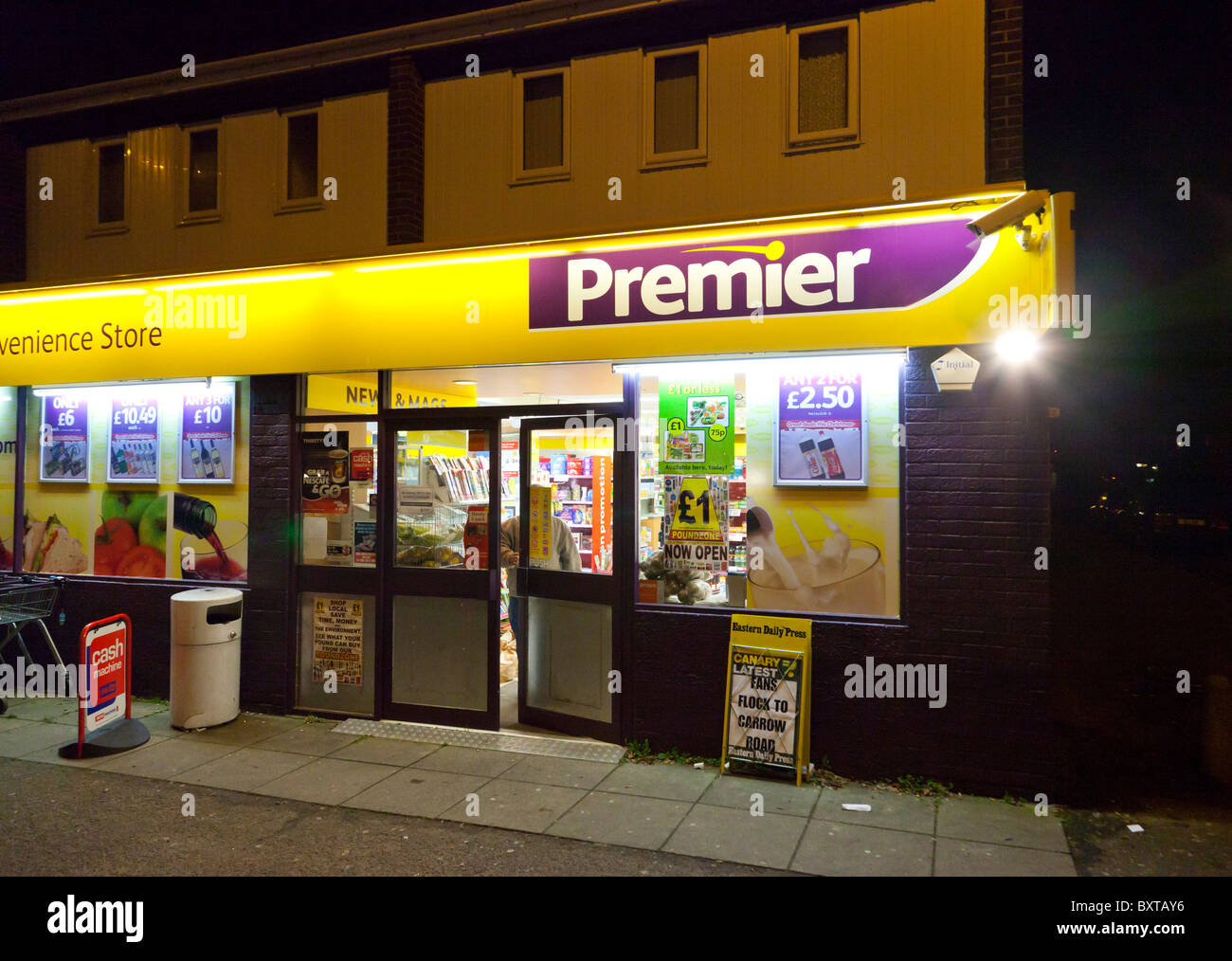 Premier magasin de proximité la nuit en UK Banque D'Images