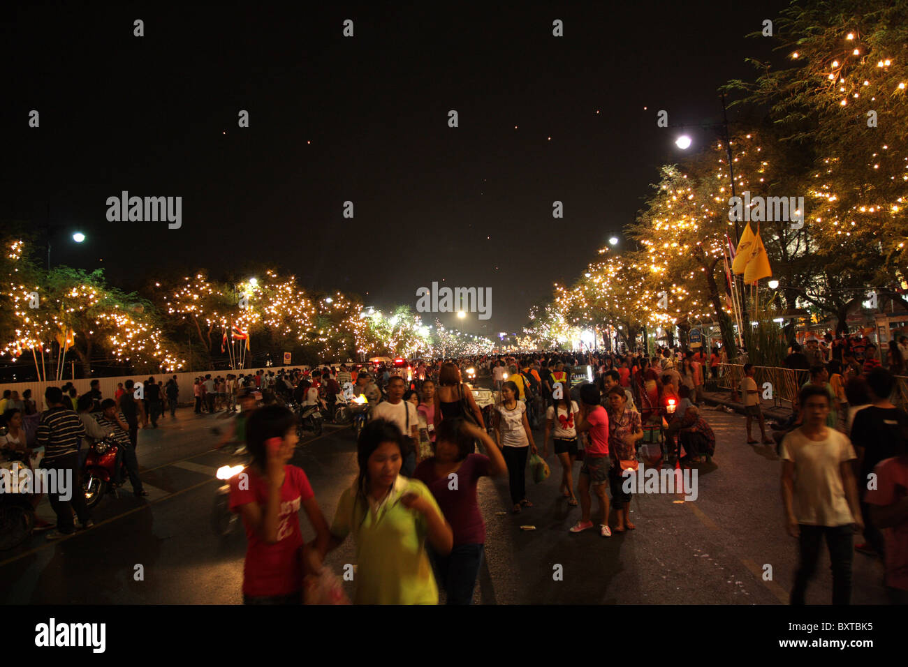 Rue de nuit à la célébration de l'anniversaire du roi à Bangkok , Thaïlande Banque D'Images
