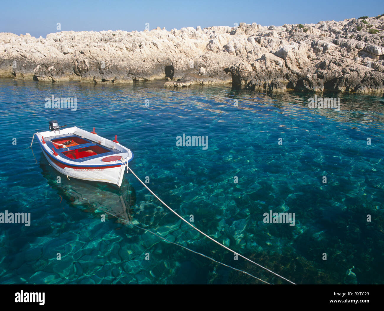 Bateau de pêche amarré au large de la plage de Tsilivi Banque D'Images