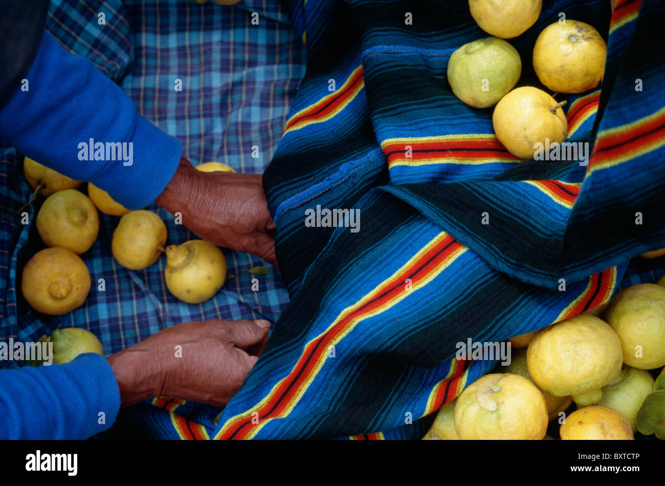 Citrons et tissés traditionnels au marché, Close Up Banque D'Images