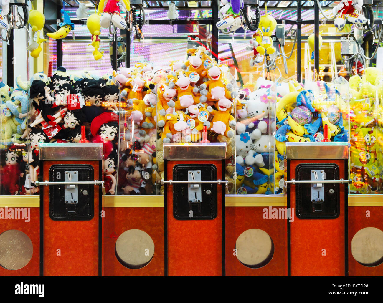 Peluches dans crane grab la machine à la fête foraine avec grande roue de  tourner en arrière-plan Photo Stock - Alamy