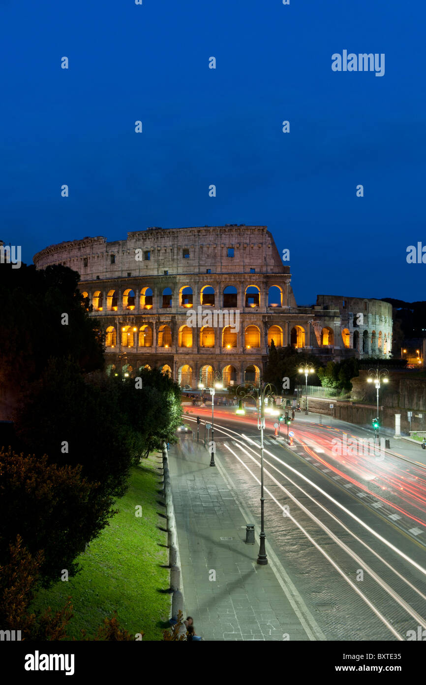 Le colisée illuminé la nuit à Rome, Latium, Italie, Europe, Europe Banque D'Images