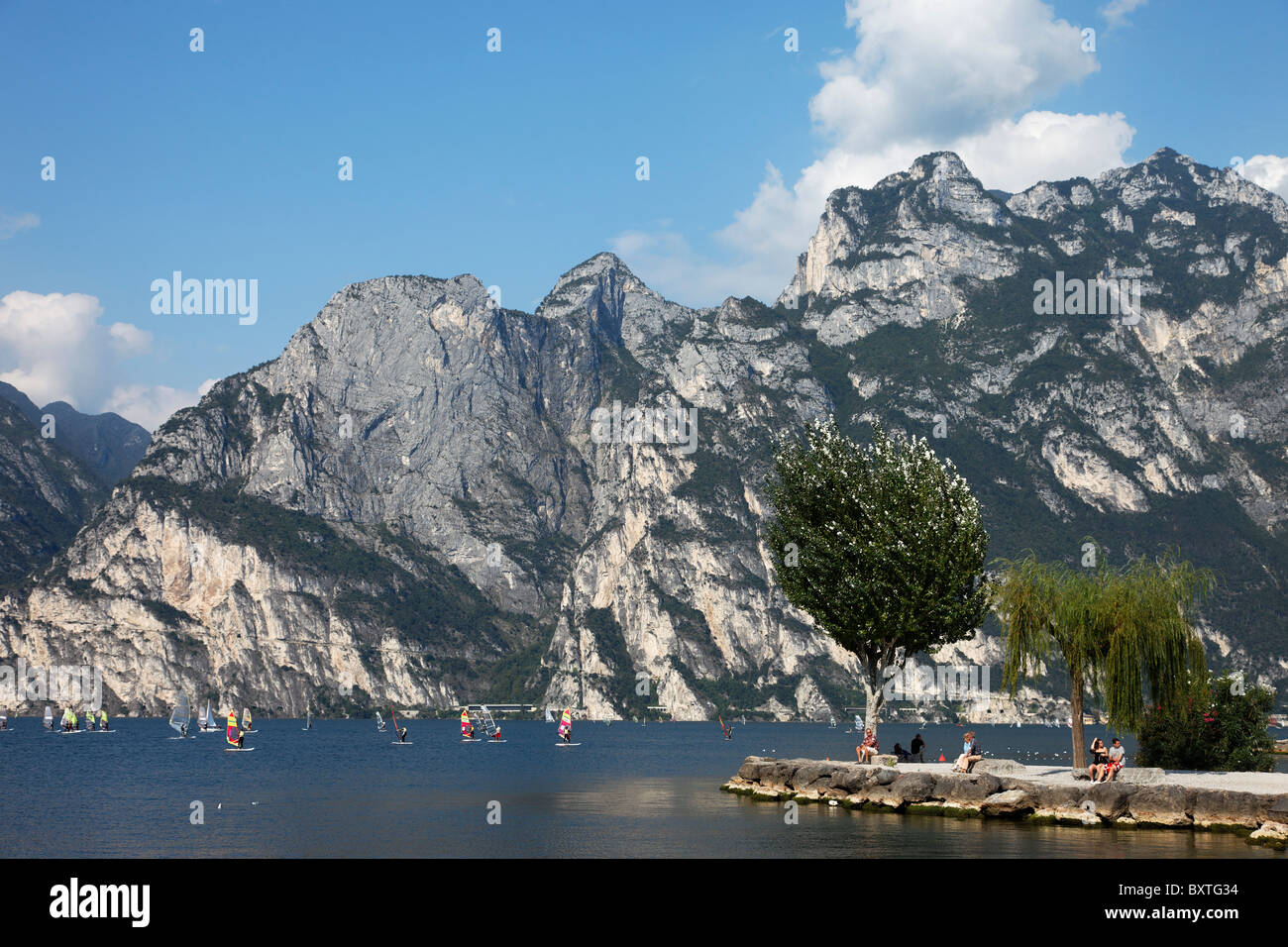 Les gens sur la plage, le lac de Garde, Riva del Garda, Trento, Italie Banque D'Images