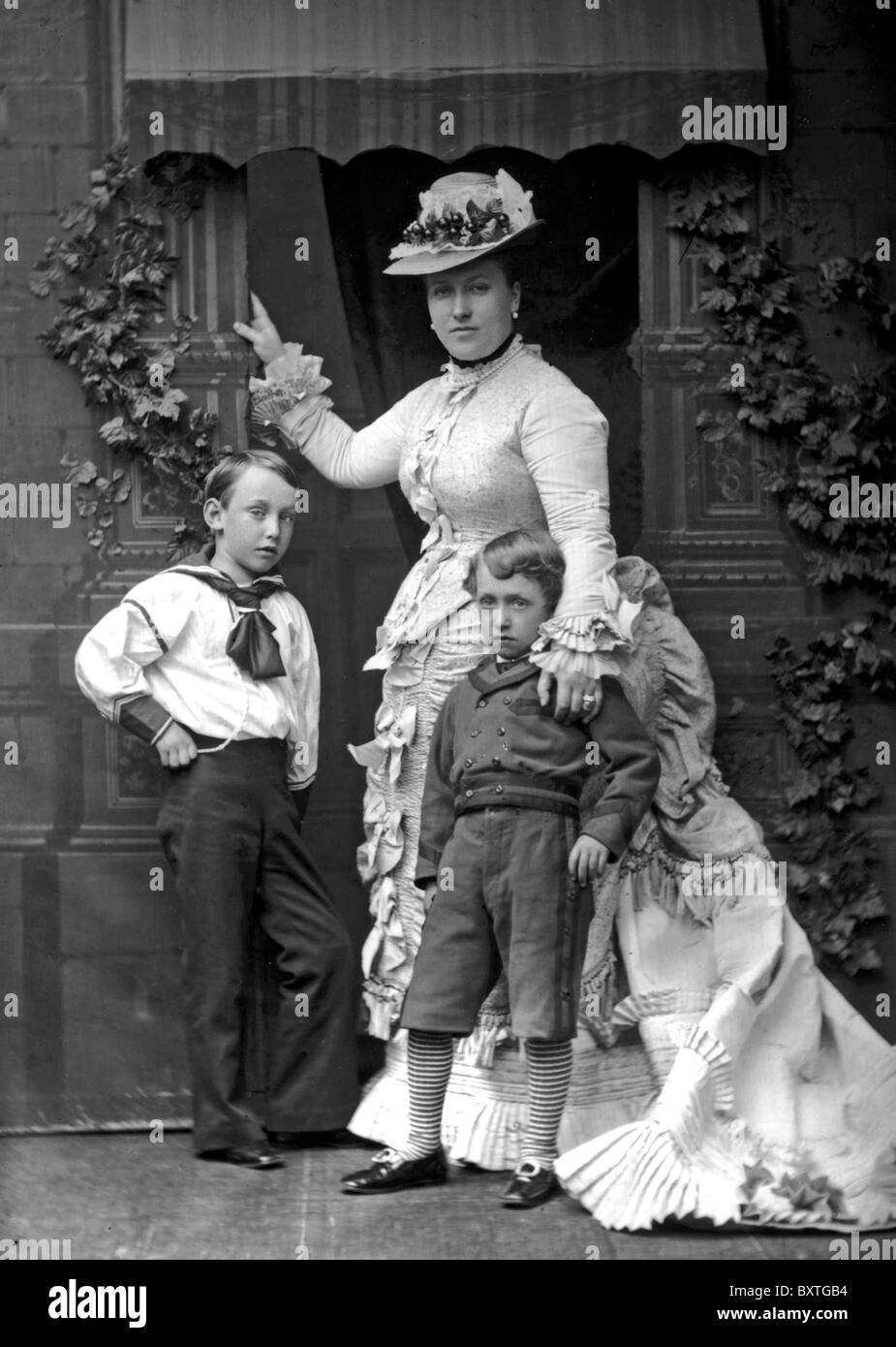 La princesse HELENA de Schleswig Holstein à propos de 1890 montrant l'agitation sur sa robe à la mode Banque D'Images