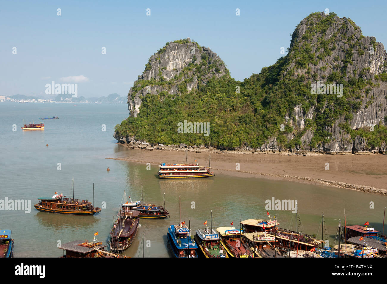 Bateaux de touristes accostage à Dau Go île pour visiter une grotte, Halong Bay, Vietnam Banque D'Images