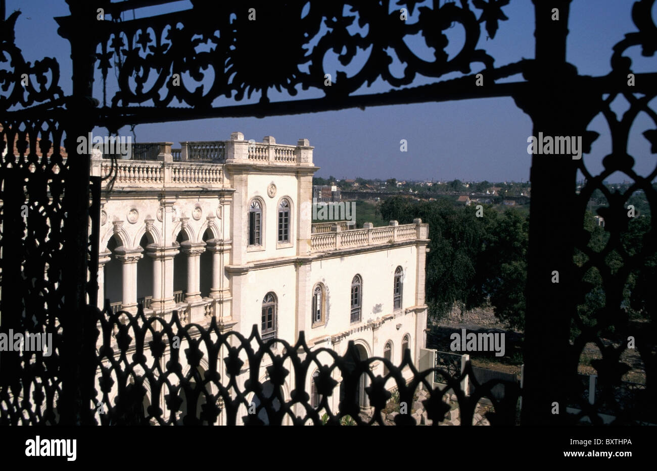 Vieux palais vus à travers l'écran de fer ouvragé Banque D'Images