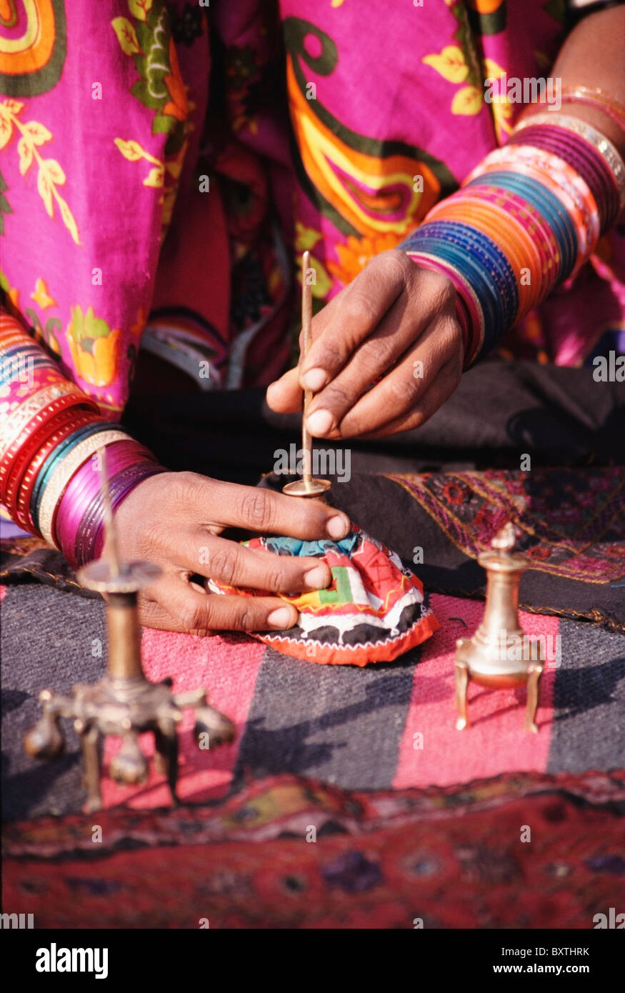 Femme Harijan habillé en Sari coloré la vente d'Encens Banque D'Images