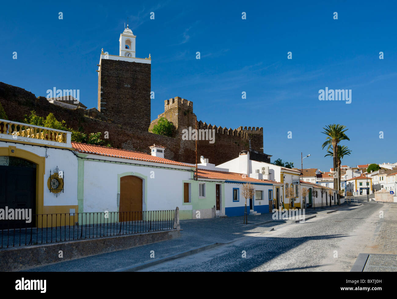 Le Portugal, l'Alentejo, scène de rue à Alandroal avec le Château Banque D'Images