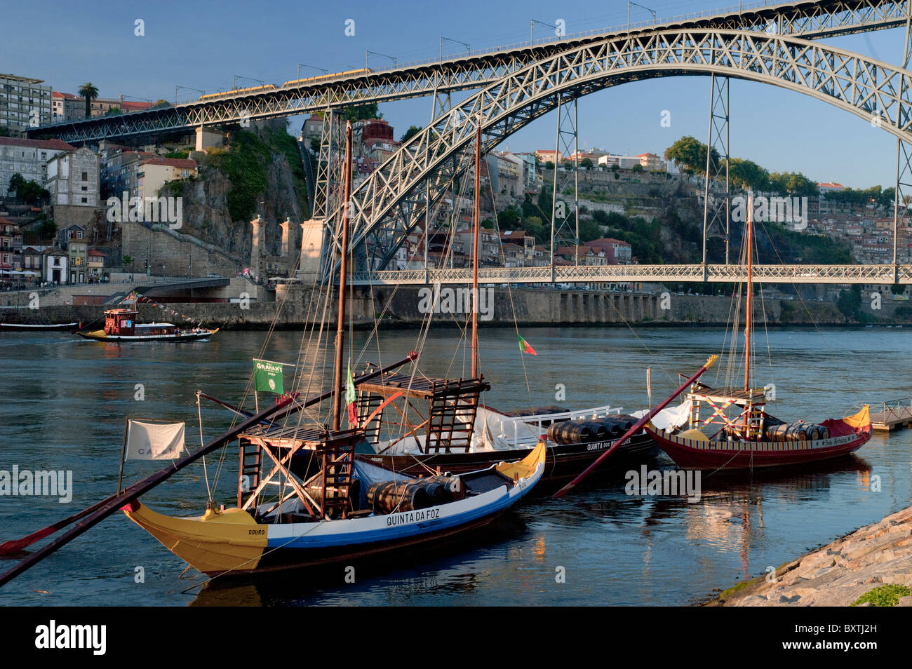 Au Portugal, la Costa Verde, Porto, Le Pont Dom Luis I sur le Douro, avec du vin de barges, Banque D'Images