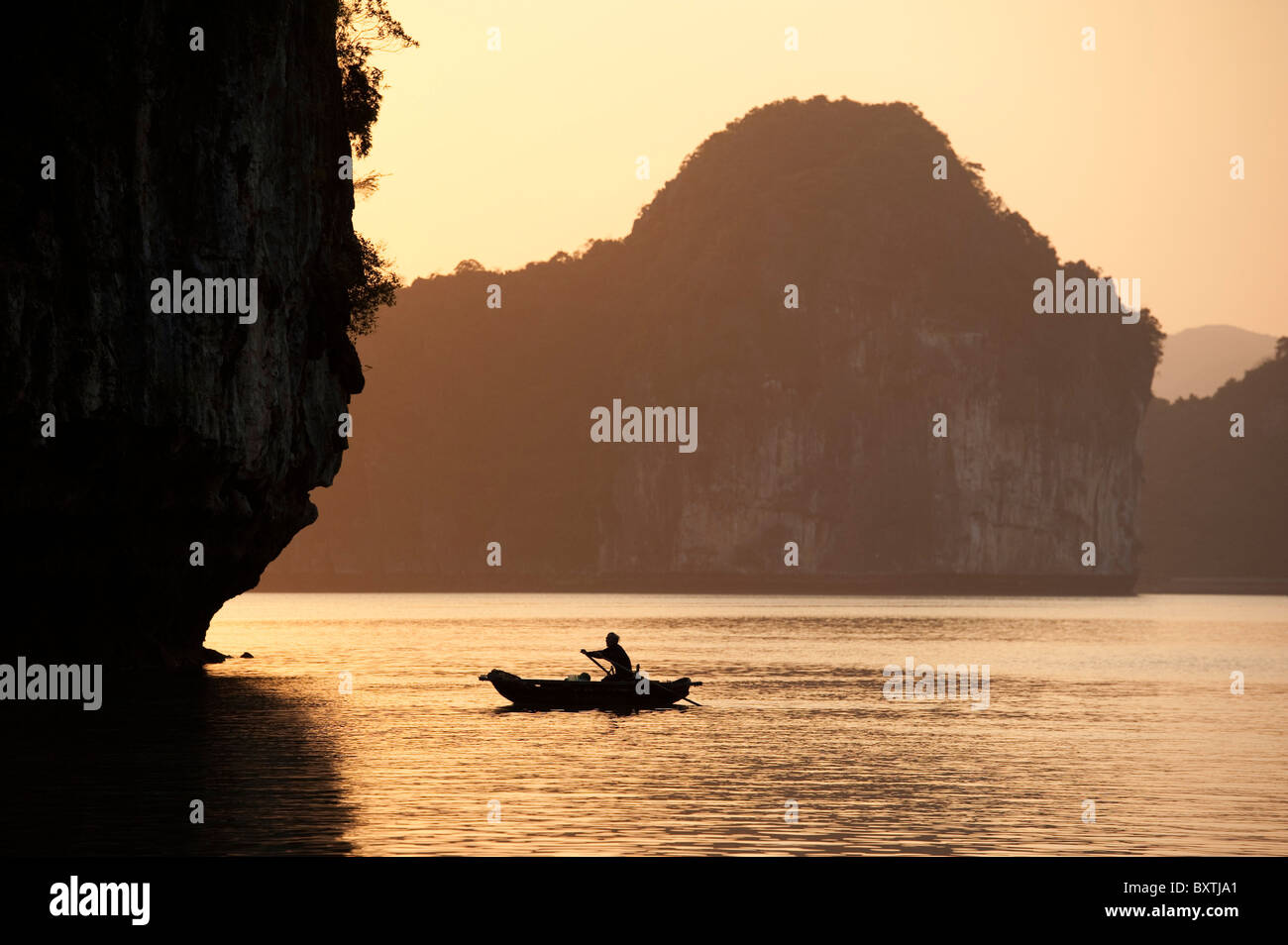 Canoë dans la baie d'Halong, Vietnam Banque D'Images