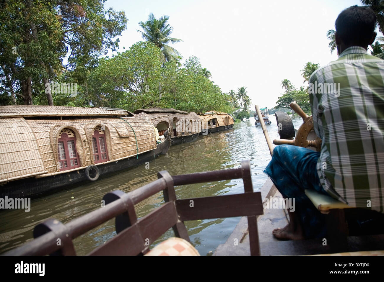 La Direction de l'homme Local House Boat sur les Backwaters Banque D'Images