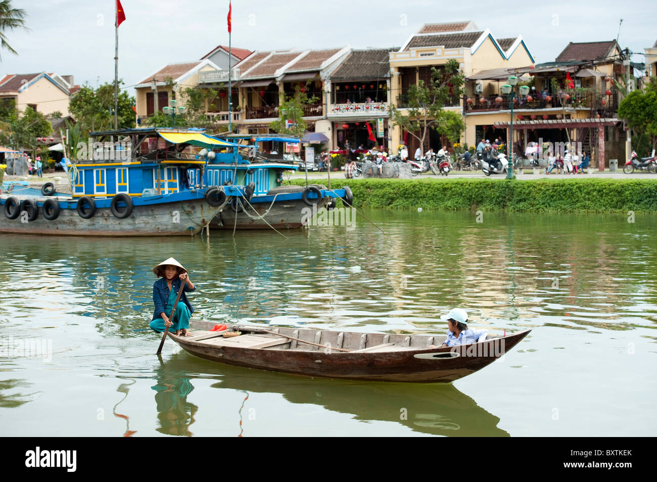 Canoë sur la rivière Thu Bon, Hoi An, Vietnam Banque D'Images