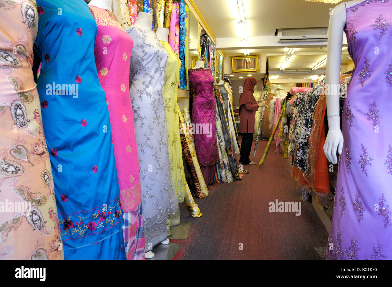 Les matériaux des vêtements boutique dans le Kampong Glam Trimestre à Singapour Banque D'Images
