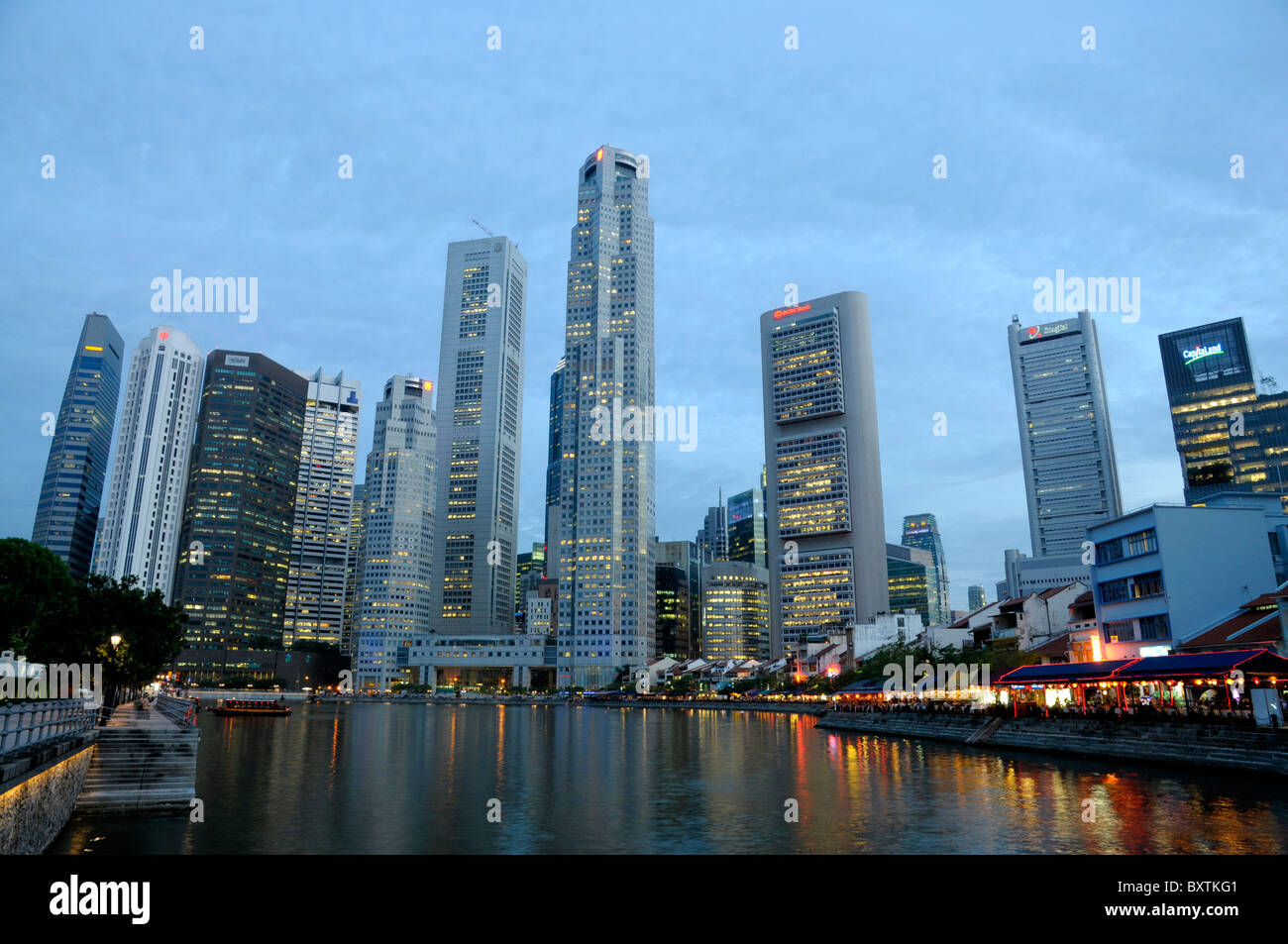 Gratte-ciel au crépuscule sur Boat Quay à Singapour Banque D'Images