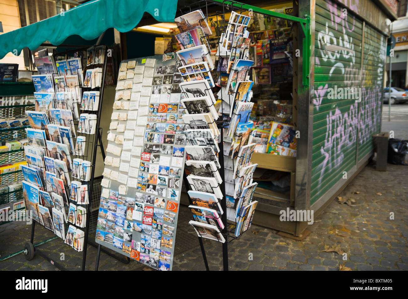 Rome, marchand de cartes postales vente kiosque, autocollants et les guides touristiques. Banque D'Images