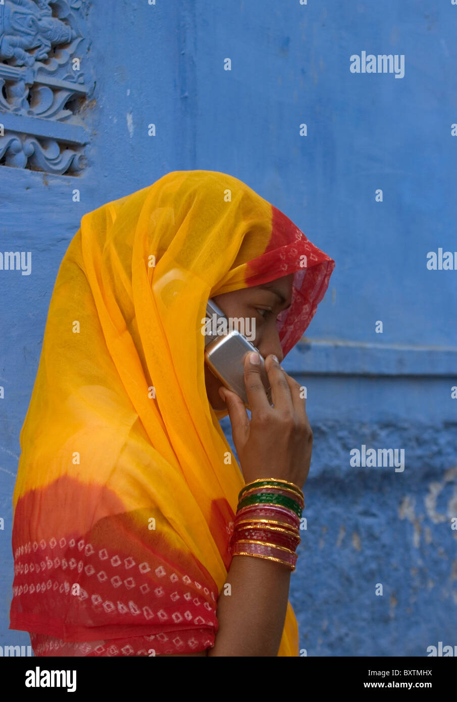 Femme du Rajasthan sur téléphone mobile Banque D'Images