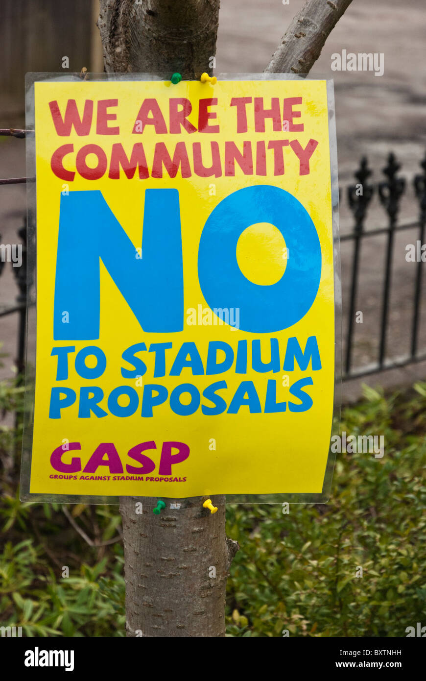 Des signes de protestation en fin de voie, Buckinghamshire protestaient contre le nouveau projet de Wycombe Wanderers/London Wasps Stadium à proximité. Banque D'Images